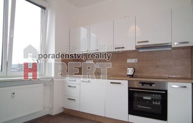 Pronájem: pěkný byt 2+1, zrekonstruovaný (60m2) s komorou, v centru obce Zlína