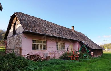 0,5ha usadlosť pod Banskou Štiavnicou, na brehu potôčika